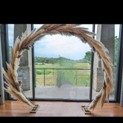 8.5 ft Round Arch with Attached Pampass Grass + Extra Pampas Grass