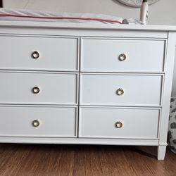 Solid Wood 6-drawer Dresser With Removable Changing Station. 