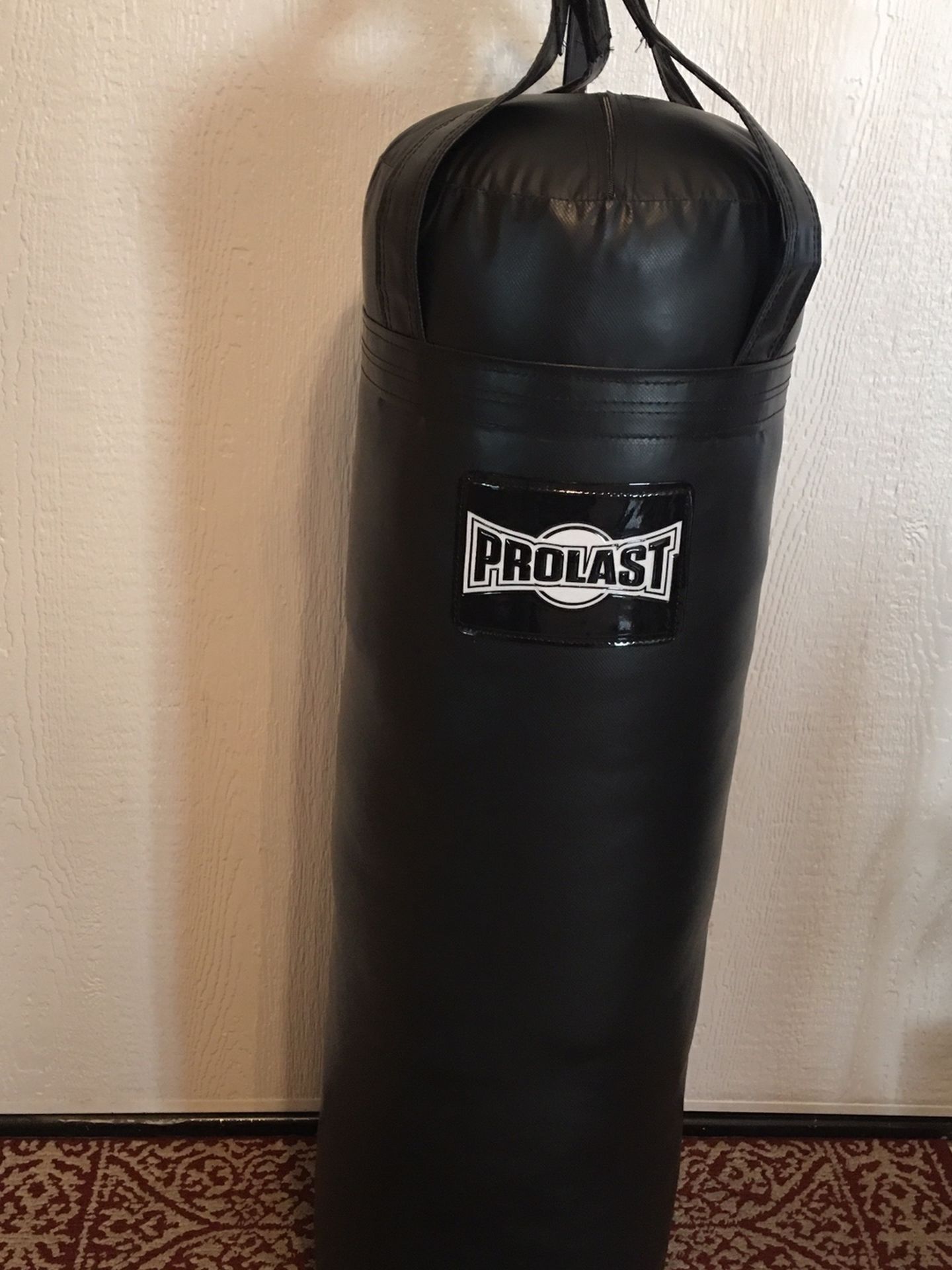 PUNCHING BAG BRAND NEW 70 POUNDS FILLED LUXURY