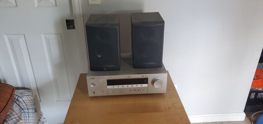 Yamaha receiver w speakers.