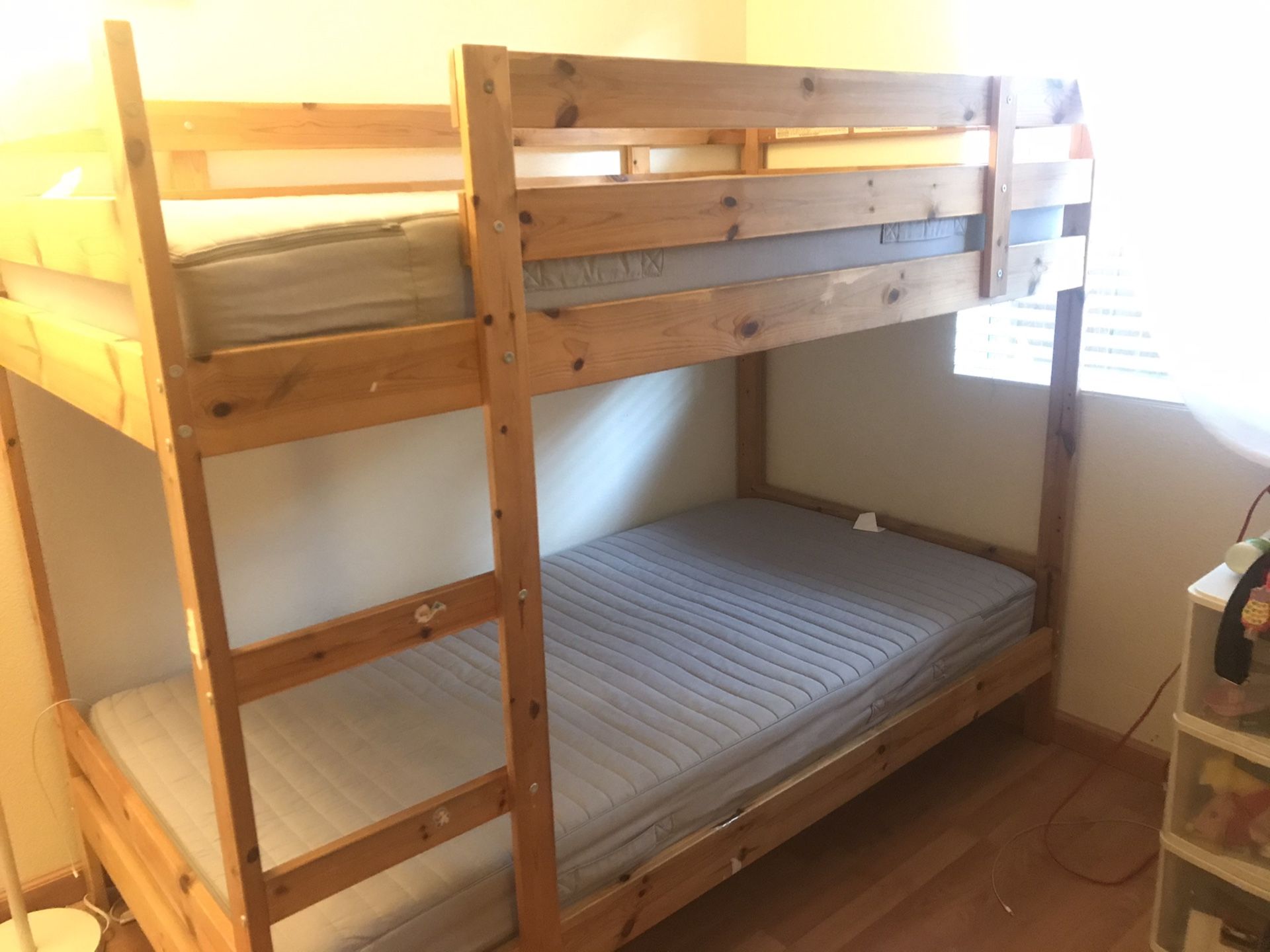 Bunk bed with mattresses/ litera con colchones