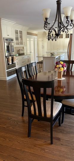 Bassett Dining Table with six chairs and one leaf