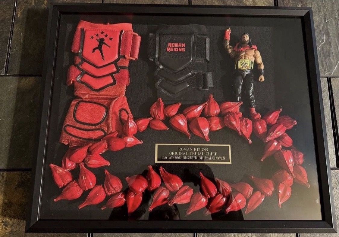 WWE ROMAN REIGNS CUSTOM GLOVE AND ULA FALA SHADOWBOX DISPLAY
