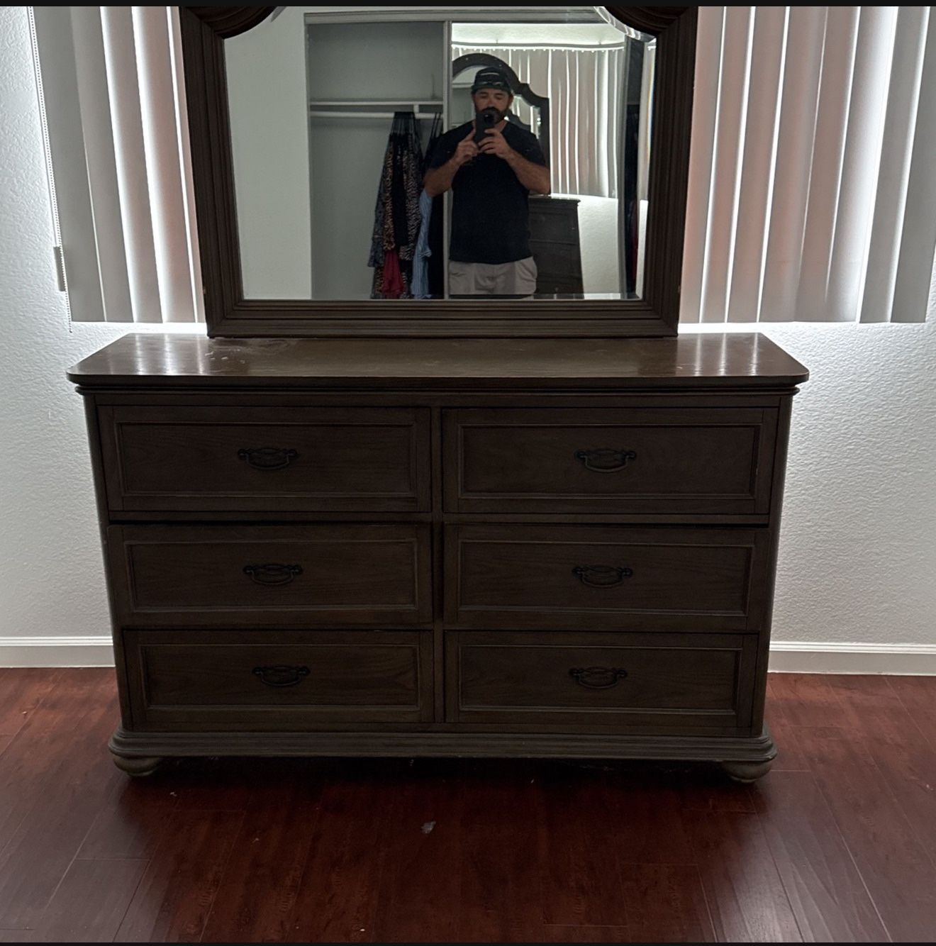 Dresser With Mirror