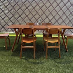 Beautiful west elm table and chairs set w/leaf