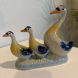 Vintage mother duck and ducklings ceramic/porcelain