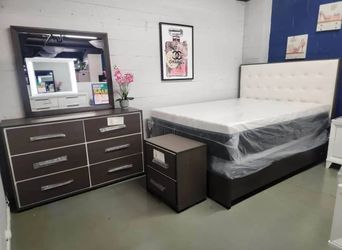 I sell a bedroom set!!! Ask For Price. Only For Sale, Not Free 