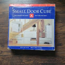 SMALL DOOR CUBE WITH HANDLE NEW IN IT'S ORIGINAL SEALED PACKAGING BOX $15.00