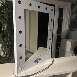 White Vanity Girl Hollywood 