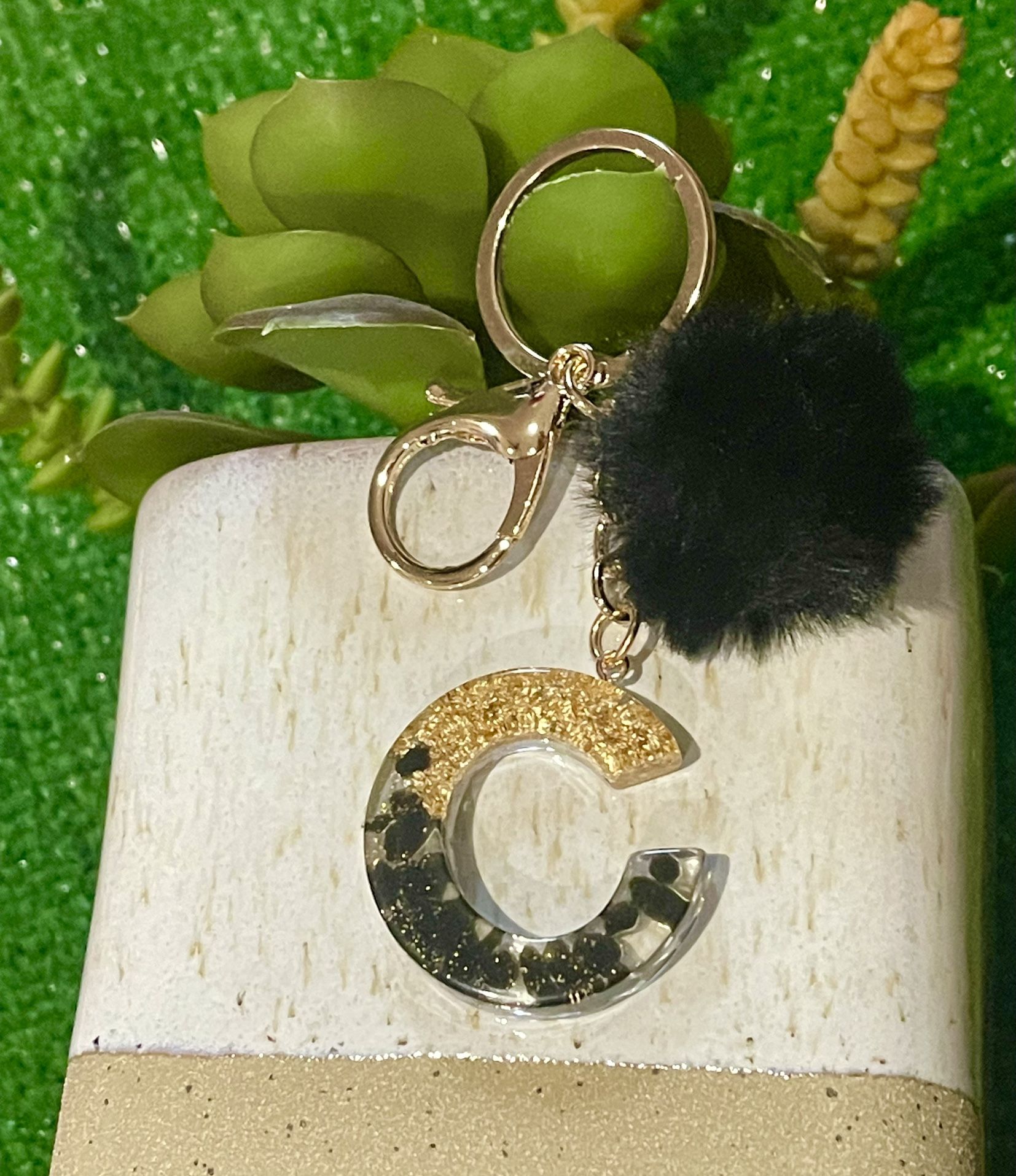 New Letter Alphabet Keychain Crystal Resin (Nuevo). NO TRADES. NO SHIPPING. (EAST PALMDALE). FINAL SELL