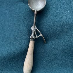 Antique Gilchrist No 31 ice cream scoop