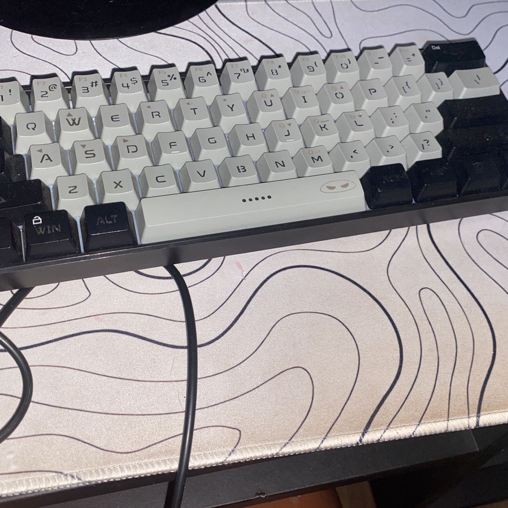 60% keyboard, can turn different colors