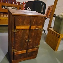 Cabinet Made From Pallet Wood 