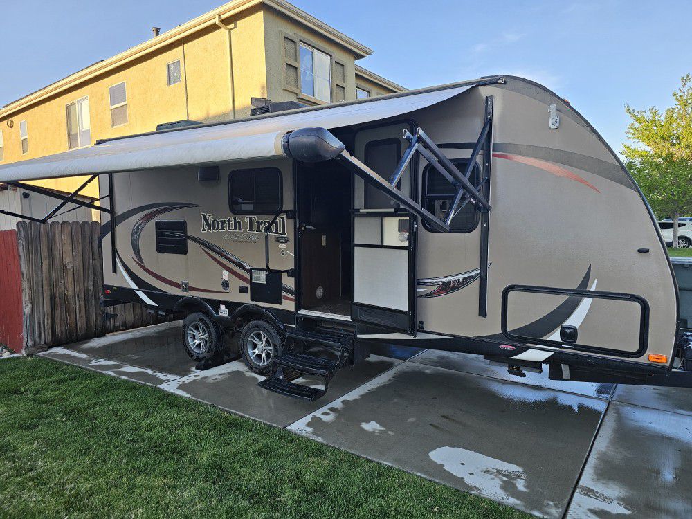 2014 North Trail 23ft Travel Trailer 