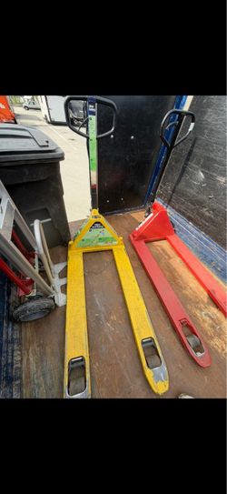 Pallets jacks crown Raymond and universal 5500 lbs