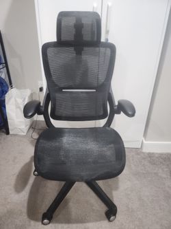 Ergonomic mesh office chair