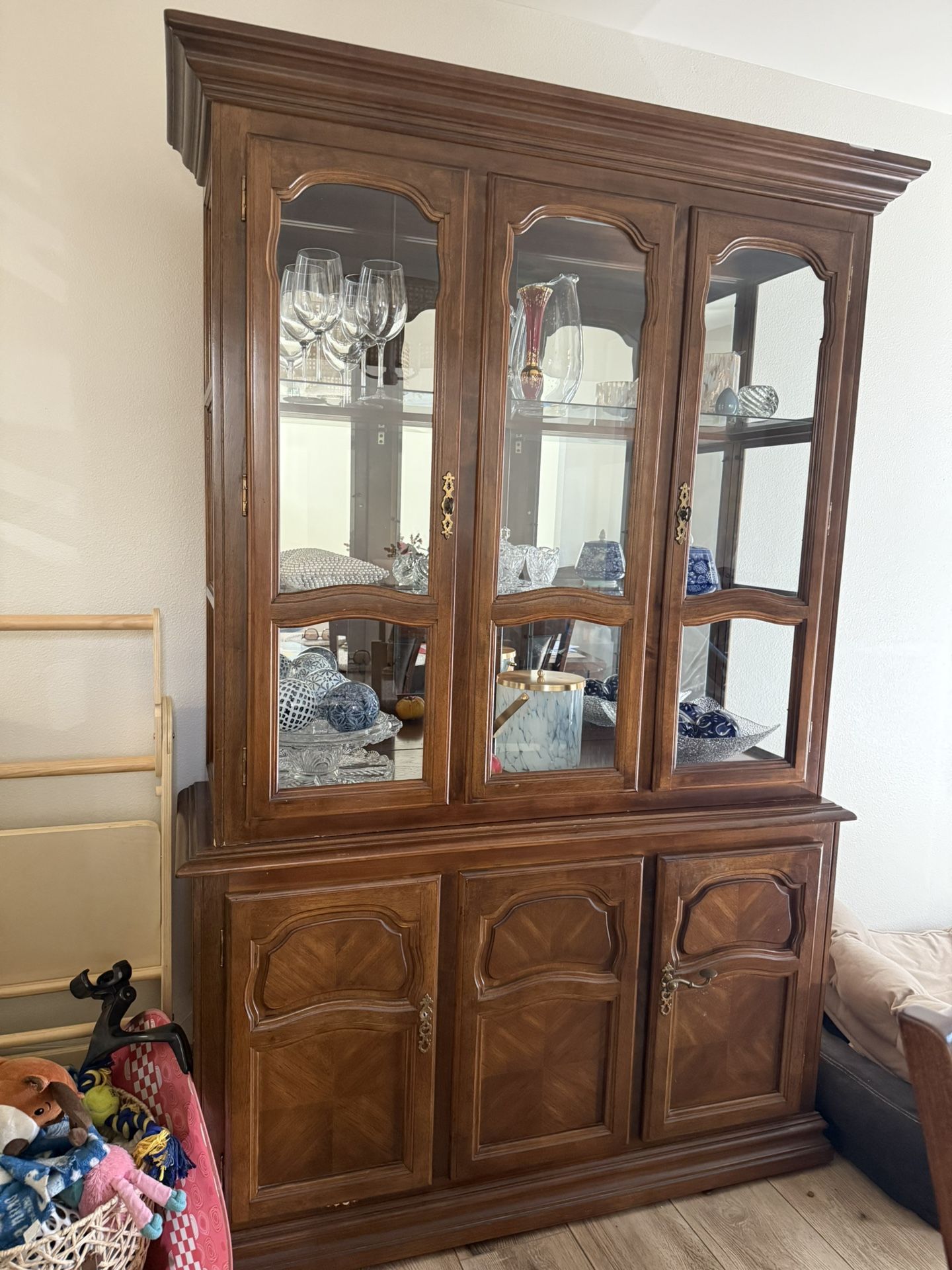 Free Furniture Hutch,