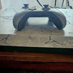XBox.1Tb Consl with one controller wireless Gears, a war addition.