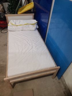 Toddler Bed with Mattress and Mattress Covers