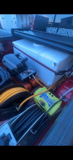 Low profile detailing water tank