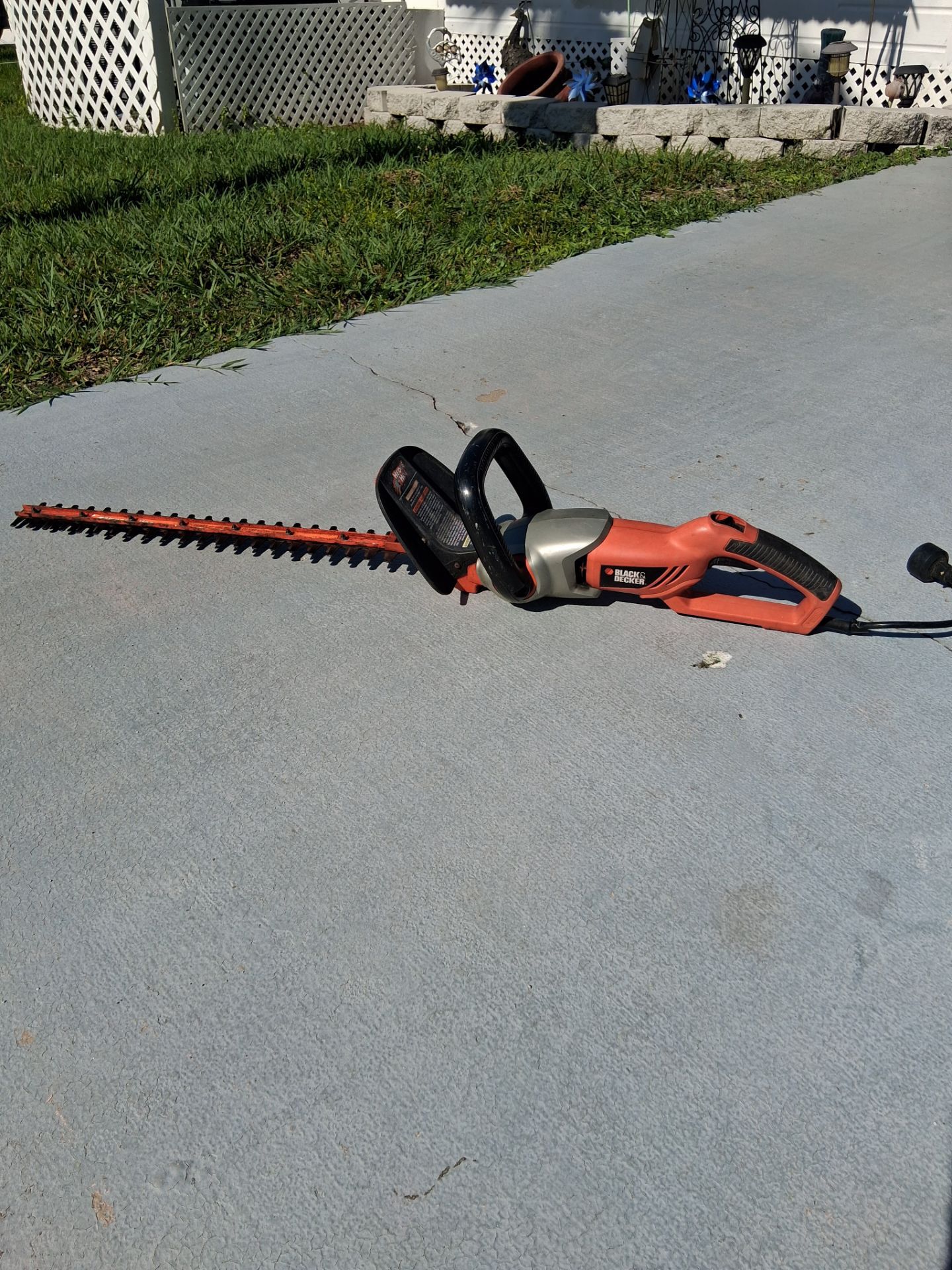 Black and Decker 24-inch Corded Hedge Trimmer