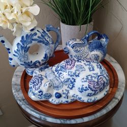 $50 Vintage Blue and White Chinese Chinoiserie Teapot, Cat, Creamer/Teapot. Perfect 
 ALL 3, $50