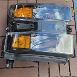 Chevrolet Silverado Headlamp 2019 2020 2021 Right Side (Passenger) OEM Halogen