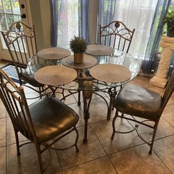 Dining Table With 4 Chairs  In Great Shape