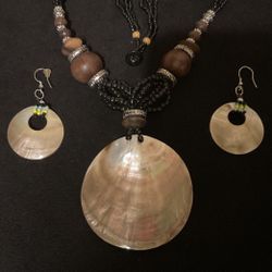24” Beaded And Wooden Necklace With Large She’ll Pearl Pendant 