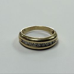 14K yellow gold diamond ring 