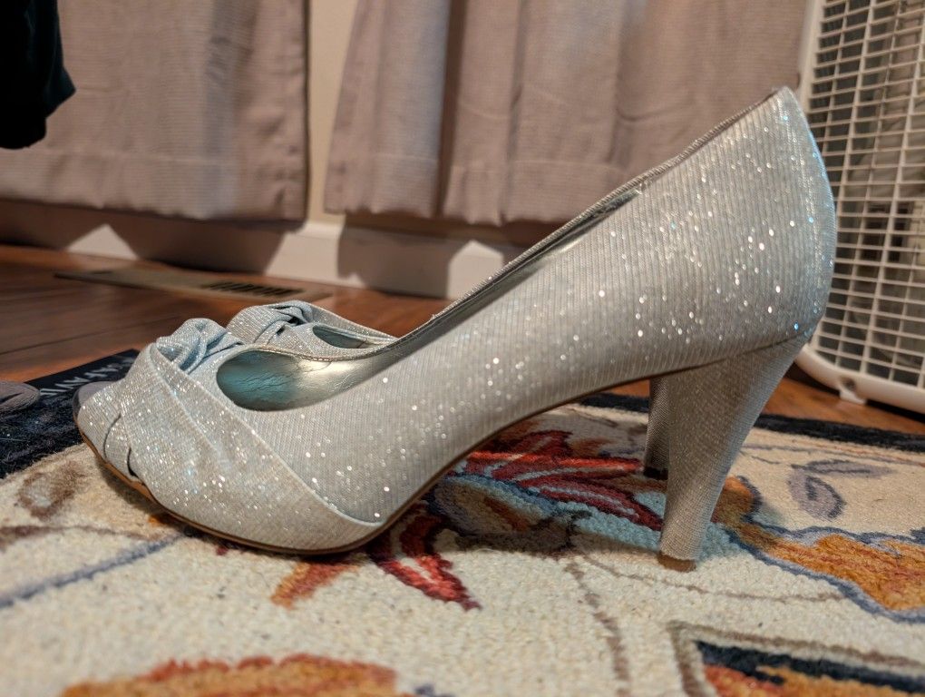 Open-Toed Glittery Silver Heels