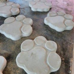 Concrete Dog or Cat Paw Stepping Stone / Cement Paws Pavers / Concrete Slab