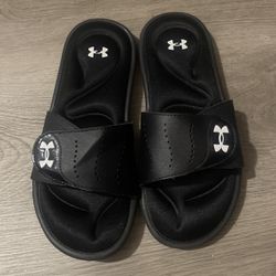 UNDER ARMOUR womens black size 8 