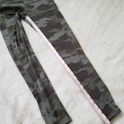 Wild Fable womens Camo legging size small Stretchy side pockets nwt