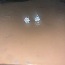 Flower shaped diamond earrings 