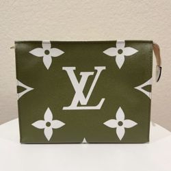 Authentic Louis Vuitton Toiletry Pouch 26 Monogram Giant Khaki Green White Authentication included