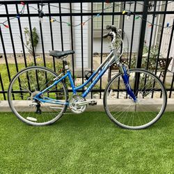 GIANT CYPRESS HYBRID BIKE 700cc Wheels