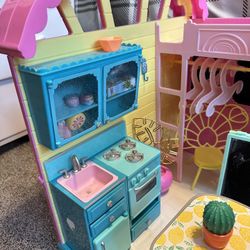 Doll House In Really Good Condition $15 Pick Up Only 