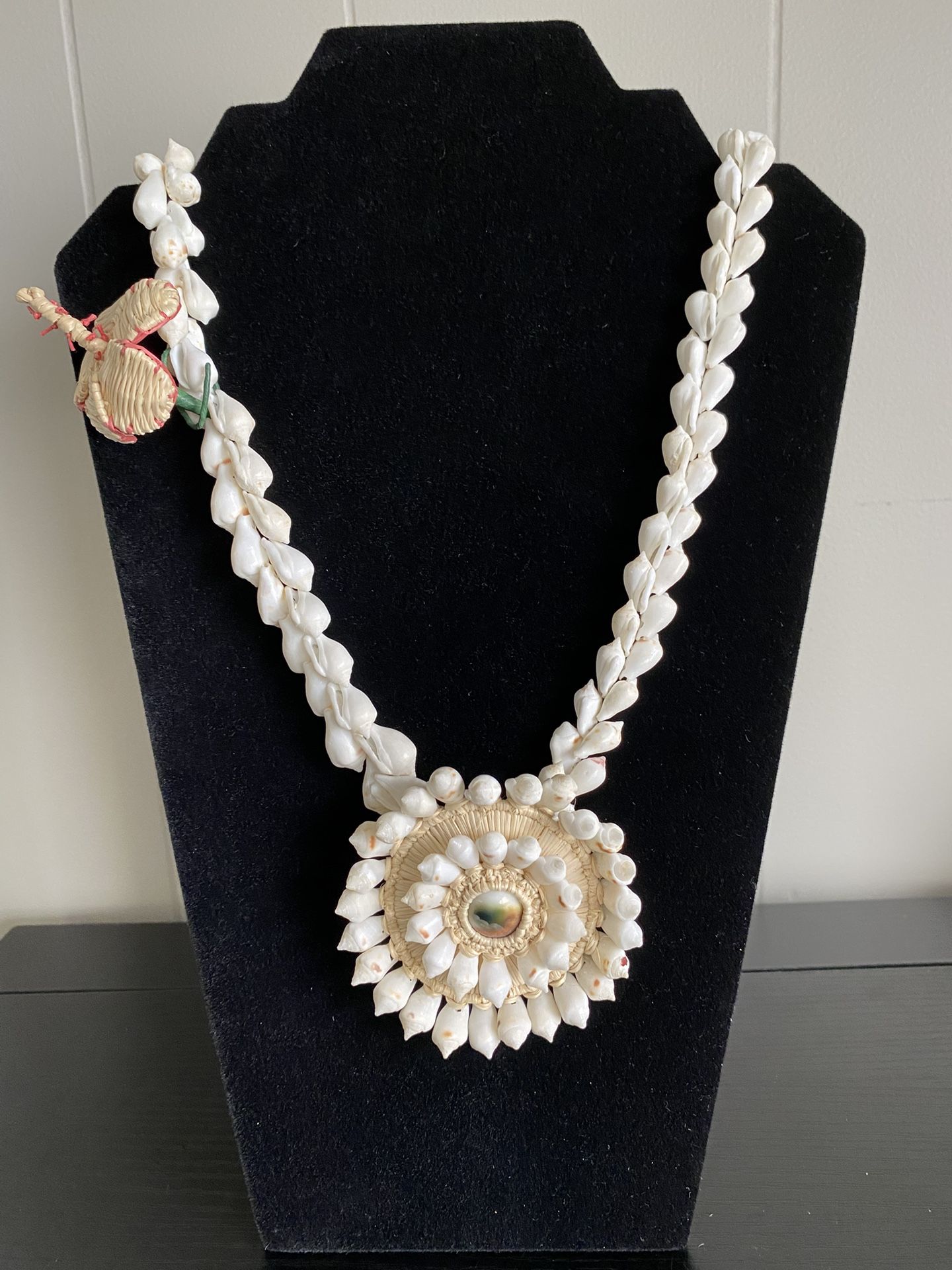 Beautiful vintage Handmade Hawaiian Cowrie Shell Lei Necklace with pendant, 31”Long