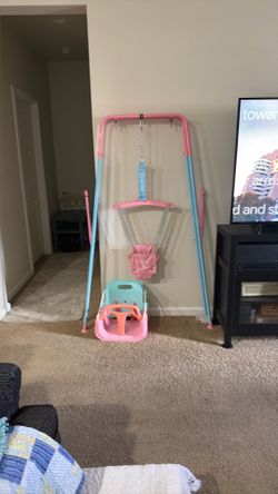 Baby to toddler swing. Located in Puyallup 98374