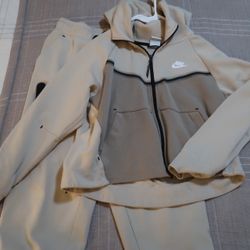 Nike Tech Set