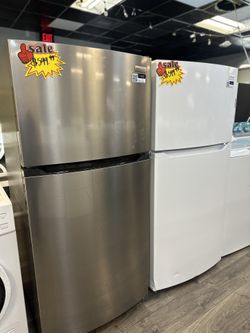 Frigidaire Refrigerator Top Freezer 13.9 Cubic Feet Read Description