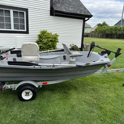 10.5’.         2 Person Fishing Boat