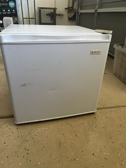 Magic Chef 2.4cf Mini Fridge