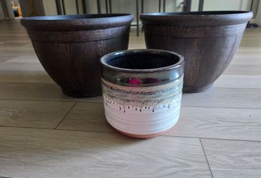 Set of 3 Garden Planters / Pots – Large Resin Barrel Planters & 1 Ceramic Drip Glaze