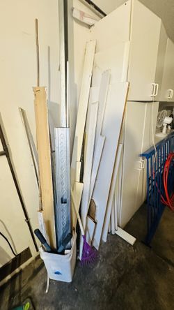 FREE scrap Wood , Wood Panels And Baseboards 