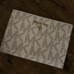 Michael Kors’s wallet