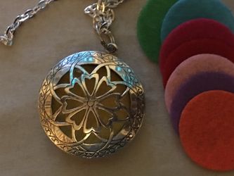 * Open flower Essential Oil Diffuser Necklace