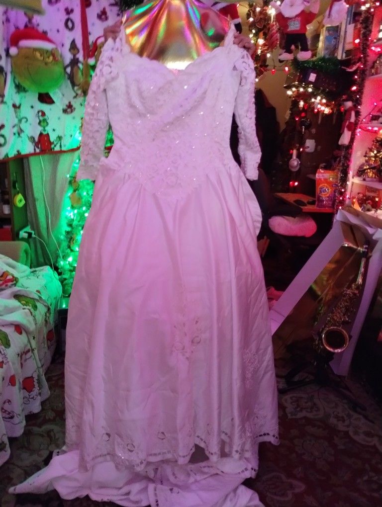 Vendo Una Boda Size 16 En Buenas Condiciones Trae Un Vestido De Niña Size 2 Años $20