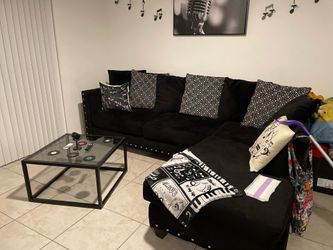 Black Sectional w/ Pillows